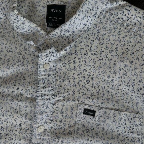 Men’s RVCA long sleeve printed button down! Awesome condition! - Picture 2 of 4